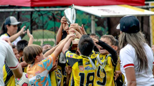 Los chicos de la sub 9 aurinegra festejando con el trofeo de campeones