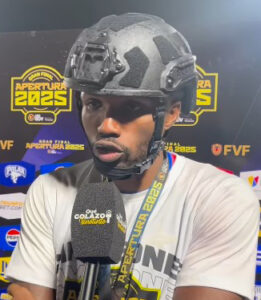 Los jugadores de la UCV celebraron el titulo apertura de forma inusual portando cascos de uno de sus sponsors