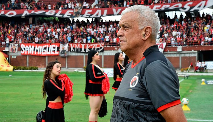 El técnico venezolano empieza a nivelar la nave roji negra (foto diario La Opinión)