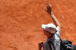 SINNER SE DESPIDE DE ROLAND GARROS Y NO CULPA “DEL TODO” A LA TEMPERATURA