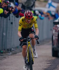 GIRO. EGAN PIERDE IMPULSO Y VINGEGAARD VUELA EN LA MONTAÑA