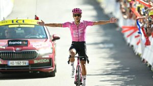 TOUR. CARAPAZ ESCALÓ AL TOP 10 DE LA GI AL GANAR EN LOS ALPES