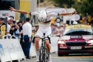 A POGACAR SOLO LE VIERON LA ESTELA LUMINOSA HACIA EL TOURMALET
