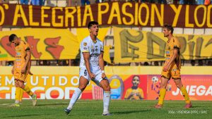 AURINEGROS Y VIOLETAS COMPARTEN LA PUNTA DEL CLAUSURA
