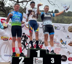 JONATHAN MOLINA SE REGALÓ EL TRIUNFO EN LA VUELTA AL CRISTO