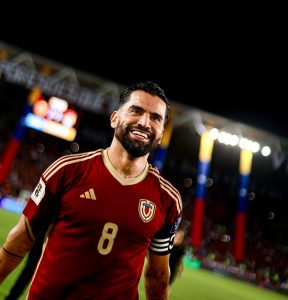 TOMÁS RINCÓN SALE DEL TERRENO DE JUEGO PERO SE QUEDA EN EL ESTADIO